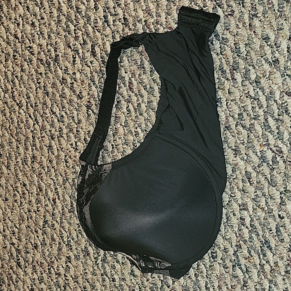 Olga black/nude lace bra size 40DD